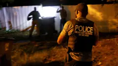 Serviço secreto e agentes de segurança revistam propriedade de Ryan Routh, suspeito por tentativa de atentado contra Donald Trump em campo de golfe de West Palm Beach, na Flórida
