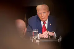 تصرف ترامب مع رئيس موريتانيا خلال قمة مصغّرة في البيت الأبيض يثير تفاعلاً واسعاً على المنصات.