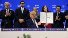 Donald Trump mostrando la carta fundacional de la Junta de Paz rodeado de otros líderes internacionales.