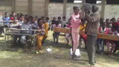 መምህር ጽገ በማስተማር ላይ