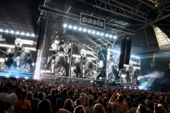 Banda Oasis no palco em Cardiff