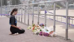 امرأة أمام شاطئ بونداي في سيدني