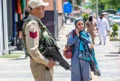 Hindistan yönetimindeki Keşmir'de alınan güvenlik önlemleri. 