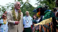 Rei Charles durante uma visita a Samoa