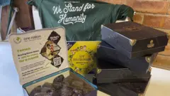 عُلب تمر كُتب عليها: "شراء هذا التمر يساوي لبناً للأطفال لمدة شهر في اليمن"