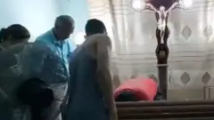 Табыттын ичинен тыкылдаган үн чыга баштаган, ошондо туугандары аны ачып жиберишсе Белла Монтоя тирүү болуп чыккан 