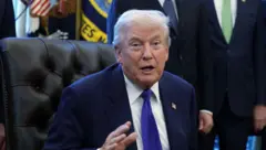 미국 백악관 집무실의 도널드 트럼프 대통령