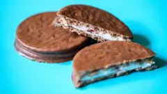 Biscoitos de chocolate recheados