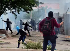 Estudantes enfrentam a polícia em protestos em Tegucigalpa