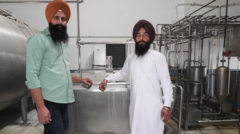 ਲੱਖਾਂ ਲਗਾ ਕੇ ਬੱਚੇ ਵਿਦੇਸ਼ ਭੇਜਣ ਦੀ ਥਾਂ ਬਰਨਾਲਾ ਦੇ ਪਰਿਵਾਰ ਨੇ ਲਗਾਇਆ ਦੁੱਧ ਦਾ ਪ੍ਰੋਸੈਸਿੰਗ ਪਲਾਂਟ, ਦੁੱਧ-ਘਿਓ ਵੇਚ ਕੇ ਖੱਟ ਰਹੇ ਚੰਗਾ ਮੁਨਾਫ਼ਾ 