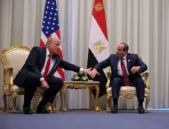 Rais wa Marekani Donald Trump na Rais wa Misri Abdel Fattah el-Sisi wakipeana mikono na kuzungumza na waandishi wa habari kabla ya mkutano wao huko Sharm el-Sheikh, Misri, Oktoba 2025.