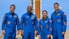 Los cuatro astronauntas de la misión Artemis II frente al sitio de lanzamiento