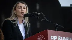 Dilek İmamoğlu bir kürsüde konuşma yapıyor. 