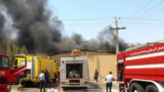 ماموران آتش‌نشانی در کارخانه قیام نخ در شهرک صنعتی یزد