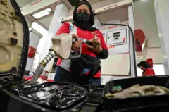 Petugas mengisi BBM jenis Pertalite ke tangki sepeda motor konsumen di salah satu SPBU Pertamina di Palu, Sulawesi Tengah, Sabtu (28/2/2026). PT Pertamina Patra Niaga Regional Sulawesi menambah pasokan BBM di wilayah Sulawesi Tengah sebesar 15 persen sesuai proyeksi kebutuhan dari rata-rata konsumsi harian sebanyak 1.900 kiloliter selama bulan Ramadhan 1447 H sebagai bentuk komitmen memenuhi kebutuhan energi masyarakat.