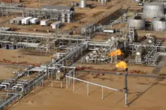 Uma chama de gás natural é vista em uma planta de tratamento de petróleo pesado operada pela estatal venezuelana PDVSA, na região petrolífera do Orinoco, perto de Cabrutica, no estado de Anzoátegui, em 16 de abril de 2015.