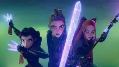 Animação de três personagens femininas segurando armas brilhantes