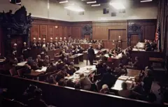 Vista da sala de audiências do Tribunal de Nuremberg em uma sessão de 1945.