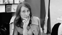 Annie Ernaux em um festival de literatura em Nice, na França, em 1977. Ela ganharia o Prêmio Nobel de Literatura em 2022.