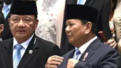 Presiden Prabowo Subianto (kanan) berbincang dengan Menteri Koordinator Bidang Politik dan Keamanan Budi Gunawan (kiri) 