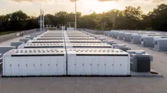 یک مجموعه از باتری‌های مگاپک تسلا