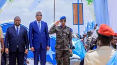 Raisul wasaare Xamse iyo hoggaamiyaha mamulka SSC Khaatuma iyo taliyaha booliiska
