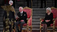 ንጉስ ቻርለስ ሳልሳይ ምስ ብዓልቲ ቤቱ ካሚላ ኣብ ኤድንብራ