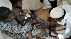  पायात साखळदंडानं असलेल्या शहनाज ढगे त्यांच्या साडेतीन वर्षांच्या मुलासोबत.