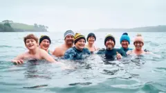 Un grupo de personas dentro de agua fría