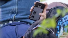 dečak gleda u telefon