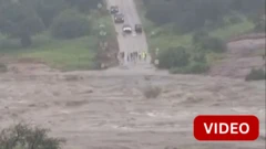 டெக்சாஸில்  திடீரென வெள்ளம் அதிகரித்து தருணம்