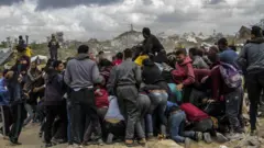 شهروندان غزه پس از پرتاب کمک‌های بشردوستانه از هوا در روز گذشته