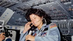 Sally Ride- ə kosmosda istidafə etməsi üçün makiyaş vasitələri verilmişdi.