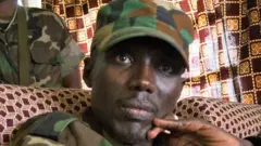 سلطاني ماكينغا، ذو بشرة سمراء، يرتدي لباساً عسكرياً