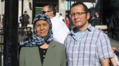 Азизнинг онаси Ҳепизихон уни 2011 йилда Лондонга келиб кўрганди.