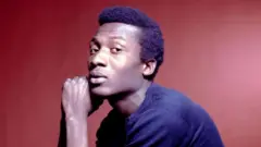 Jimmy Cliff yavuye iwabo mu burengerazuba bwa Jamaica ajya ku kuba mu murwa mukuru afite imyaka 14 ari naho yafatiye izina rya Cliff mu gusobanura imanga ndende yashakaga kuvamo
