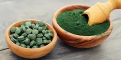 P﻿oudre et comprimés de spiruline.
