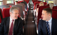 İngiltere'de iktidar partisinde kriz: Starmer'a rakip olabilecek isim kabineden istifa etti