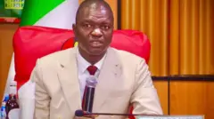 Gọvanọ Nwifuru ji igwe e ji ekwu okwu n'aka ma yiri uwe ntụntụ nọrọ n'oche.