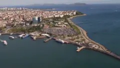 Kadıköy Rıhtımı'nın havadan görüntüsü. Cami projesi için ayrılan otopark ve yeşillik alan görünüyor.