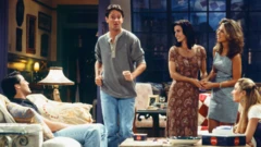 Cena da série Friends, com os personagens reunidos em um apartamento