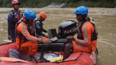 त्रिशूली नदीमा हराइरहेका बसको खोजीकार्यमा संलग्नहरू