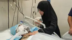 اسرائیلی حملے میں زخمی ہونے والے ڈاکٹر آلاء النجار کے شوہر ڈاکٹر حمدی النجار اس قت انتہائِ نگہداشت کے وارڈ میں داخل ہیں۔