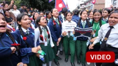 போராட்டத்தில் ஊழலுக்கு எதிராக முழக்கத்தையும் முன்னெடுத்துள்ளனர்.