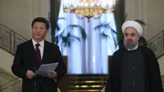Presiden China Xi Jinping (kiri) dan Presiden Iran Hassan Rouhani (kanan) menandatangani kesepakatan bersama pada 2016.