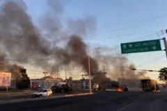 Vehículos quemados en las calles de Culiazán, México, durante un operativo para capturar a Ovidio Guzmán López en enero de 2023