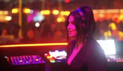 ඇතැම් DJ ශිල්පිනියෝ රසිකයින් නටවමින් සංස්කෘතික සීමාවලින් ඔබ්බට යමින් සිටිති. 