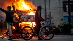 Jovens encapuzados, incluindo umsite prognósticos futeboluma bicicleta, ao ladosite prognósticos futebolum carrosite prognósticos futebolpolíciasite prognósticos futebolchamassite prognósticos futebolSunderlandsite prognósticos futebol2site prognósticos futebolagostosite prognósticos futebol2024