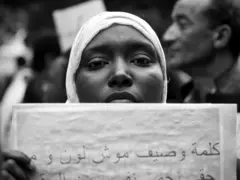 Photo d'archive d'une militante tunisienne manifestant