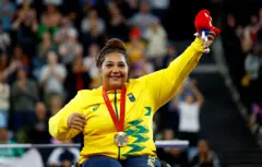 Mulhercassino vera jhoncadeiracassino vera jhonrodascassino vera jhonpele morena com medalhacassino vera jhonouro no peito celebra vitória 